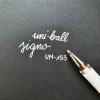 Devangari-art-Cienkopis-zelowy-bialy-Uniball-SIGNO-01