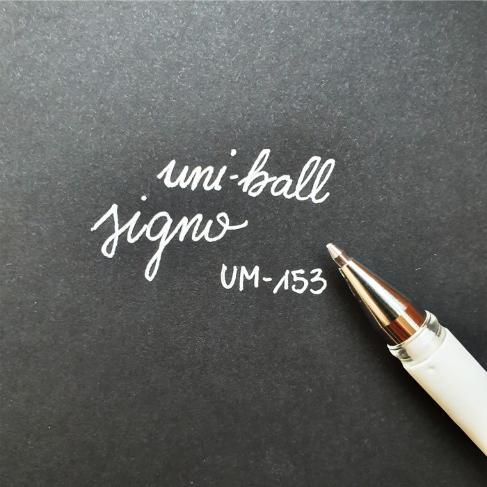 Devangari-art-Cienkopis-zelowy-bialy-Uniball-SIGNO-01