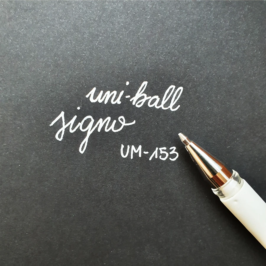Devangari-art-Cienkopis-zelowy-bialy-Uniball-SIGNO-01